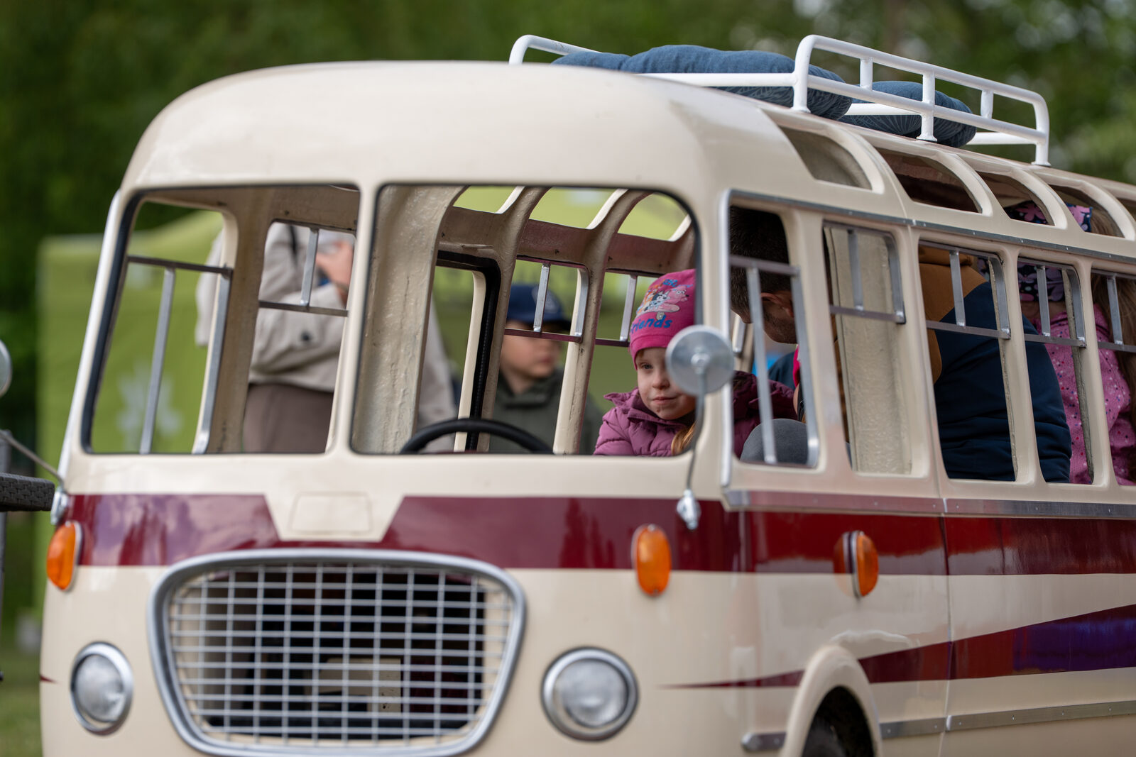 Děti v okénkách autobusu Škoda RTO 1:3