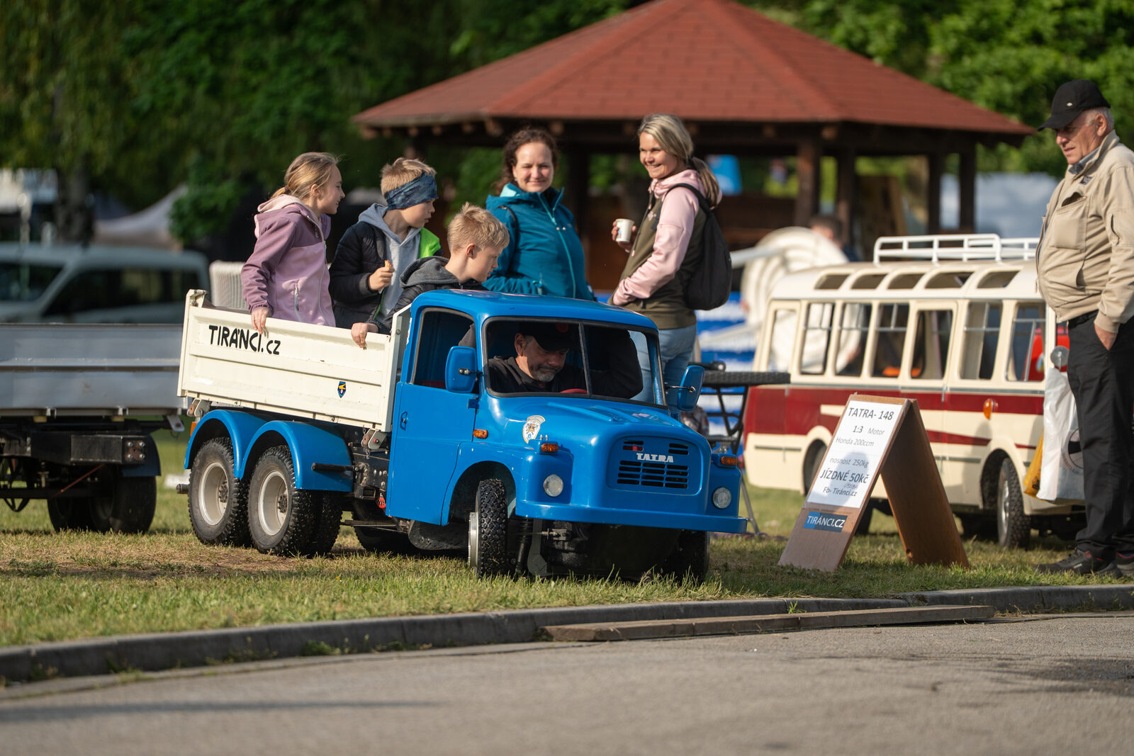 Skupinka u dvou modelů Tatry na akci