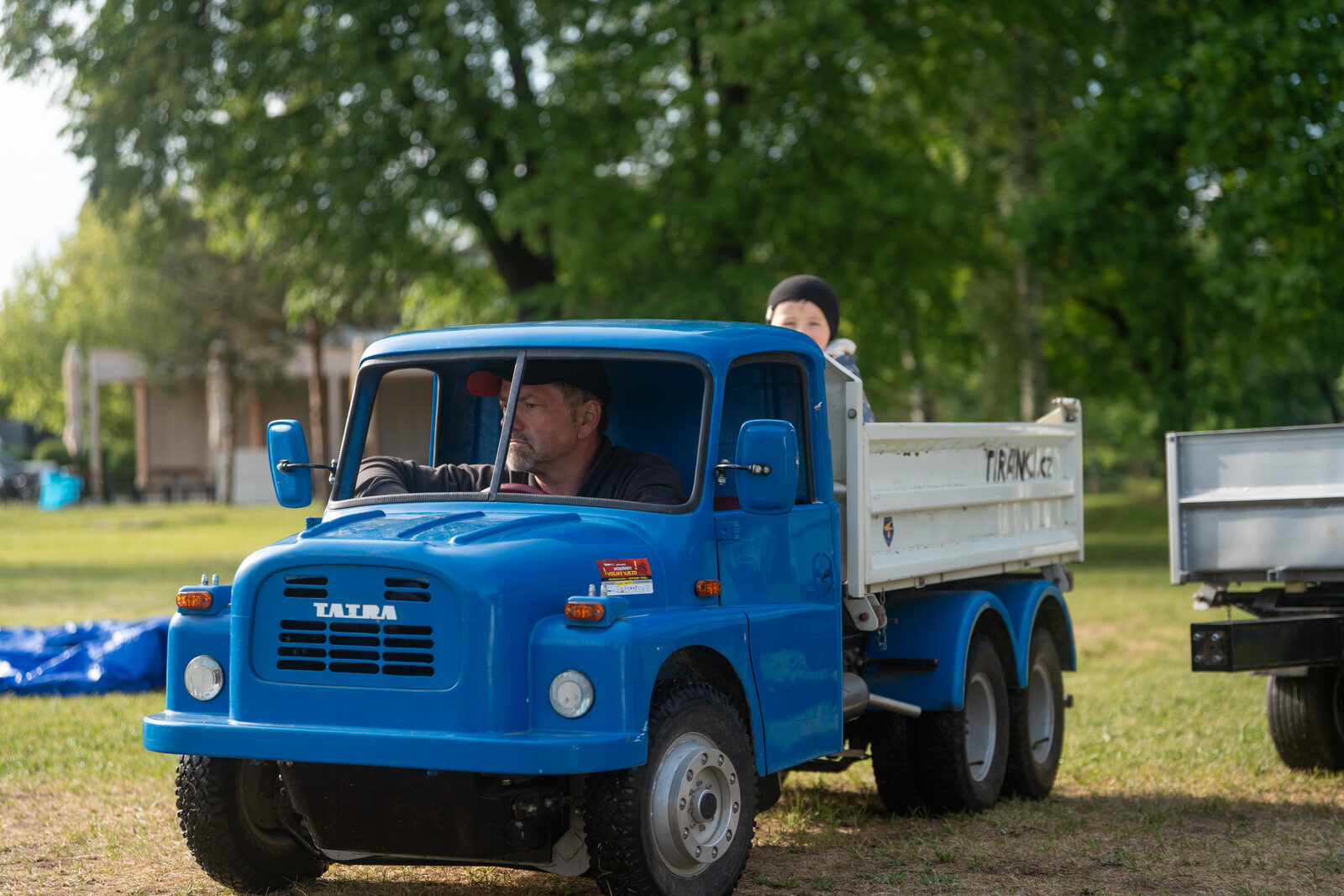 Tatra v jízdě, řidič v kabině a kluk v korbě