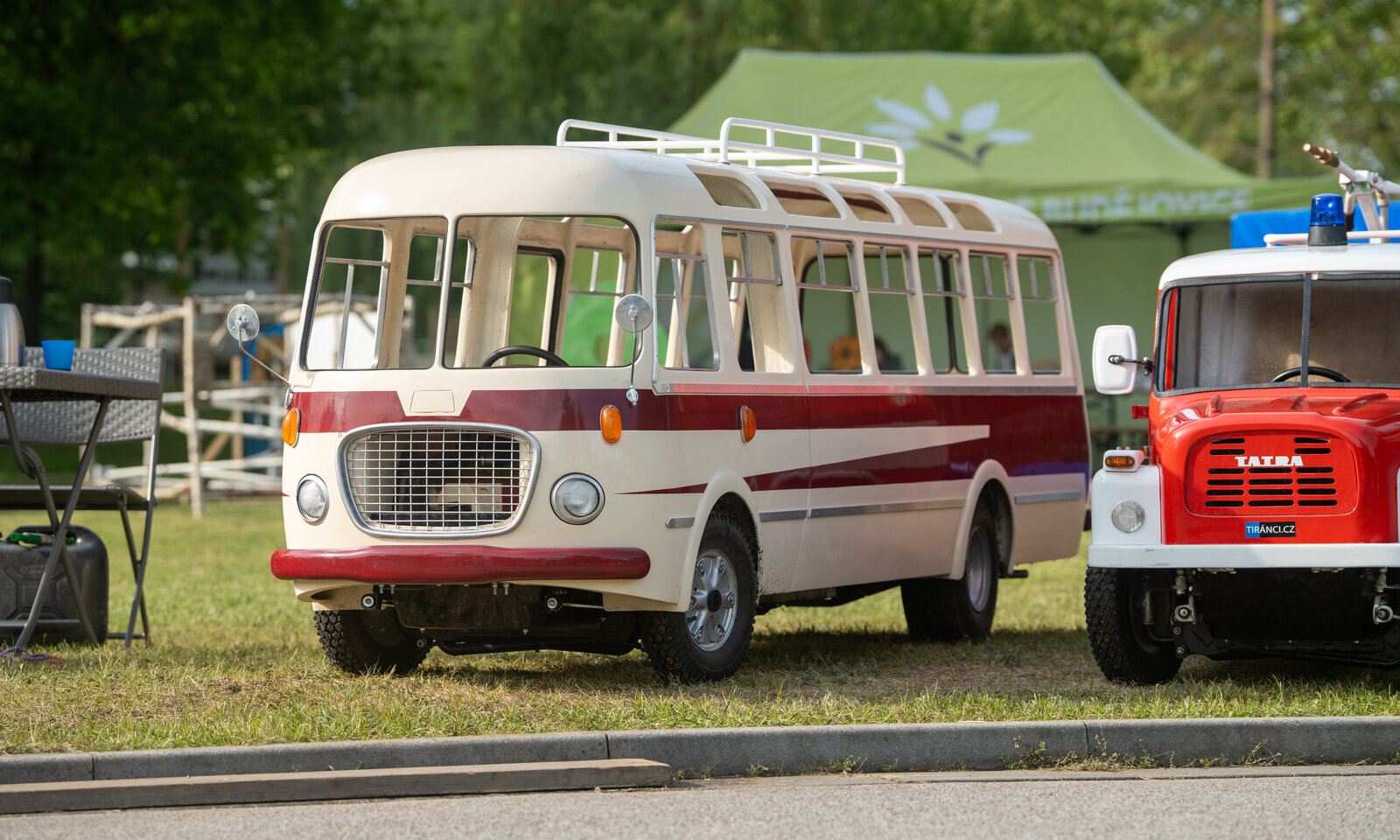 Škoda 706 RTO autobus v měřítku 1:3 — bílo-vínový